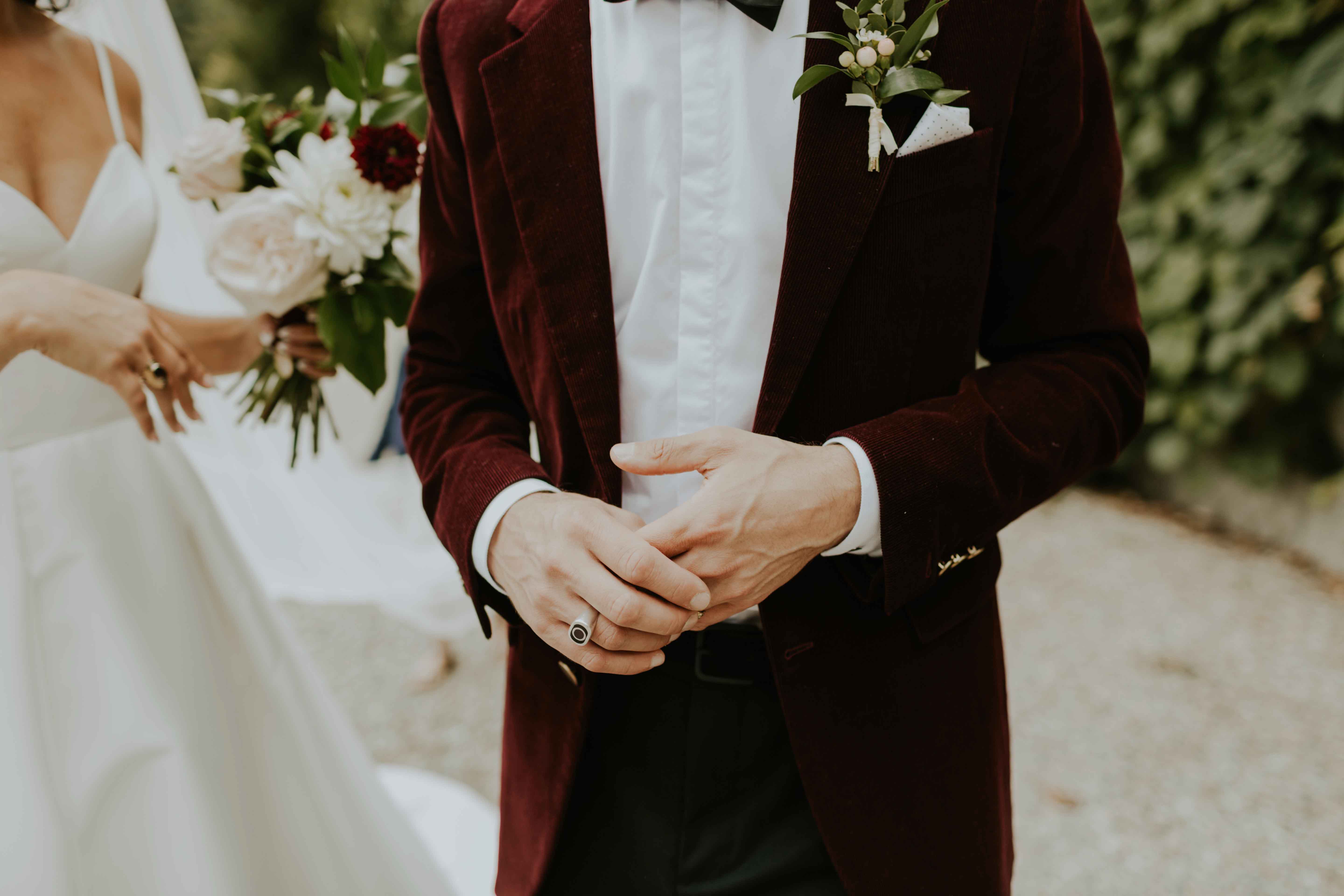 Blazer with buttonhole and bouquet.